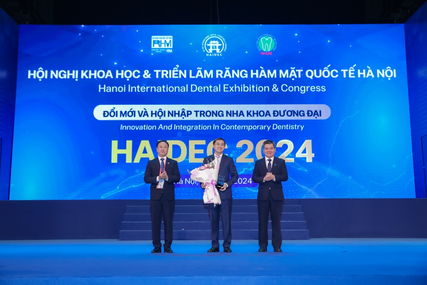 PGS.TS Trần Cao Bính và TS. BSCKII. Lê Trung Chánh  trao tặng Kỉ niệm chương tới Thứ trưởng
